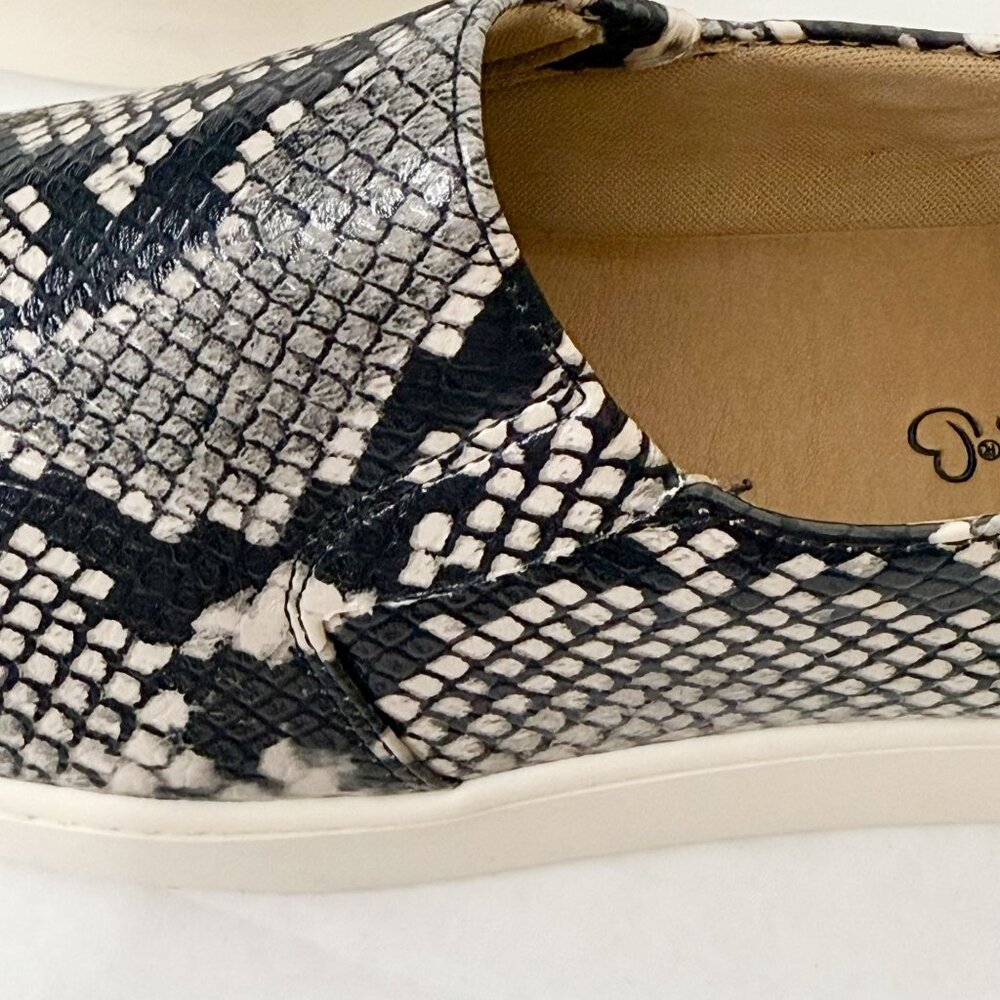 Baretraps Yannah NWOB Sz 6 Buff Slip On Sneaker - Picture 8 of 16